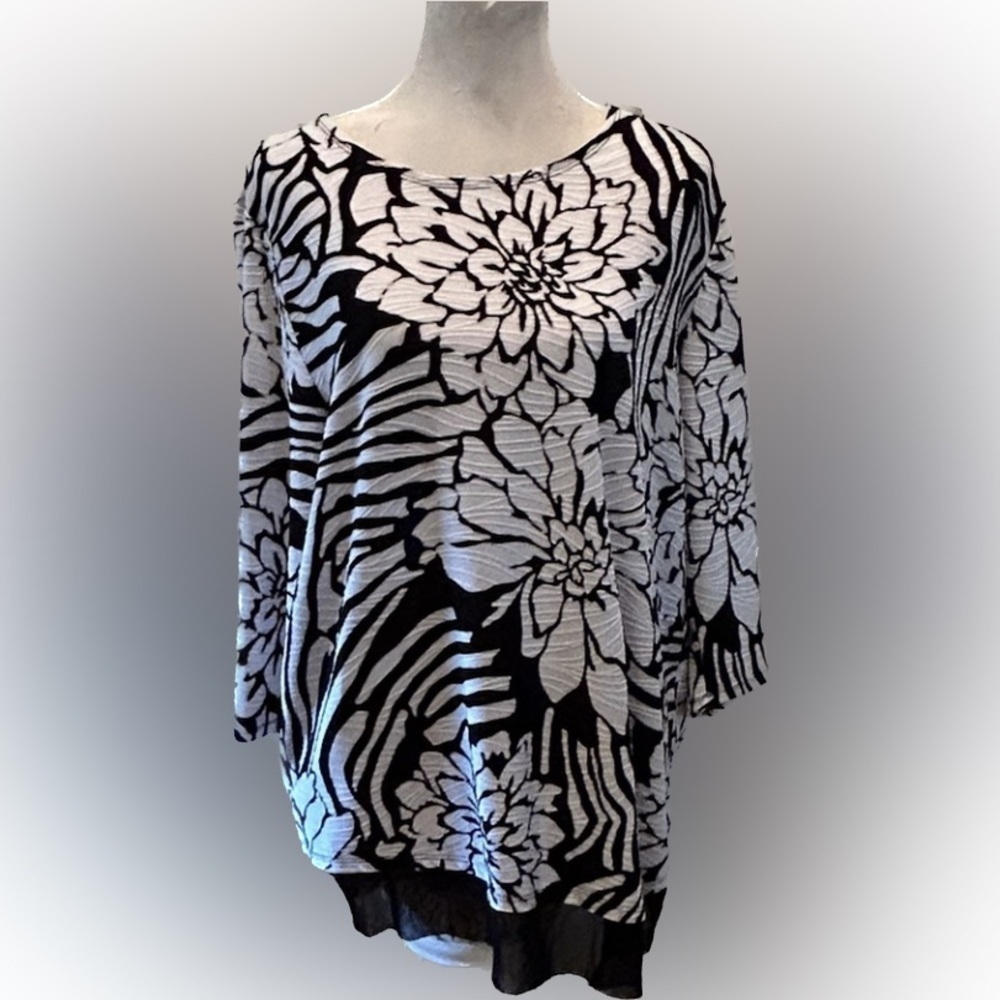 $19 sale Chico's Travelers Textured Black  White Floral  Top 2L 12